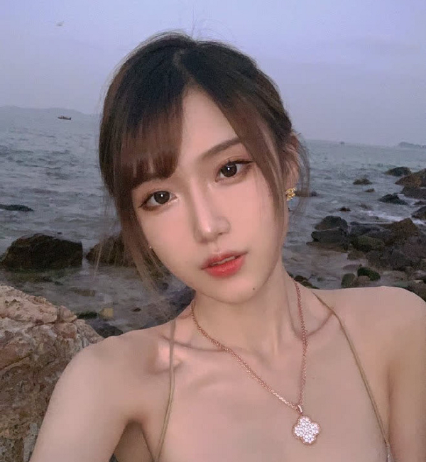 Cư dân mạng đồn đoán mức giá của sợi dây chuyền mà nữ coser đang đeo lên đến gần 14.000 NDT (tương đương 50 triệu đồng). Đây chỉ là món trang sức có mức giá trung bình trong rất nhiều trang sức có giá trị đắt đỏ của Đoàn Đoàn.