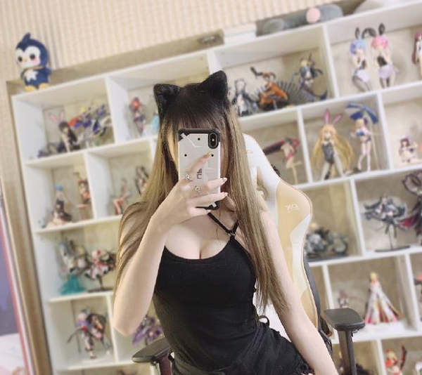 Chưa dừng lại ở đó, netizen còn soi ra cô nàng có thú vui sưu tập những mô hình cosplay có giá trị khủng, trong đó có cả những phiên bản giới hạn mà không phải ai có tiền cũng mua được.