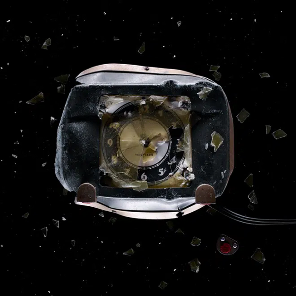 Những đồ vật như 1 chiếc điện thoại, máy đánh chữ, máy ảnh, đài radio hay đồng hồ báo thức vốn dĩ chúng vô cùng khác nhau.