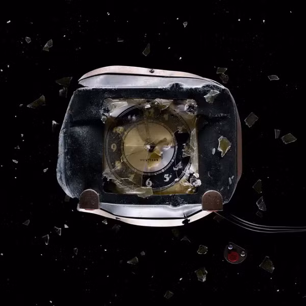 Những đồ vật như 1 chiếc điện thoại, máy đánh chữ, máy ảnh, đài radio hay đồng hồ báo thức vốn dĩ chúng vô cùng khác nhau.