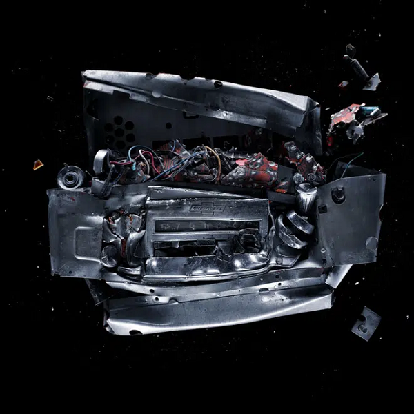 "Chúng ta thường giữ lại những thứ đã lỗi thời, không còn giá trị sử dụng nhưng qua thời gian lại có giá trị về tinh thần. Bộ ảnh mang tên 'Những đồ vật không còn giá trị - Matter Less Matter' đem tới mọi người cách nhìn mới về mối quan hệ giữa con người và những đồ vật điện tử."