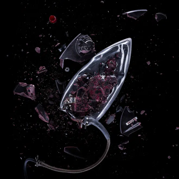 "Tôi đem chúng tới một xưởng làm kim loại để phá, cán phẳng chúng bằng máy, sau đó đem nguyên trạng về studio để chụp ảnh"- nhiếp ảnh gia cho biết.