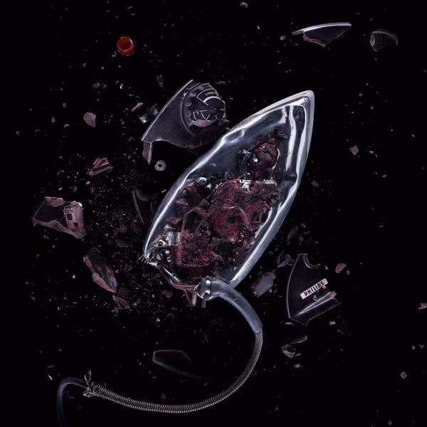 "Tôi đem chúng tới một xưởng làm kim loại để phá, cán phẳng chúng bằng máy, sau đó đem nguyên trạng về studio để chụp ảnh"- nhiếp ảnh gia cho biết.