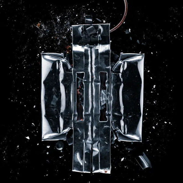 Bằng cách đập nát để thấy được tất cả từ trong ra ngoài, chúng như có một giá trị sử dụng mới so với ban đầu.