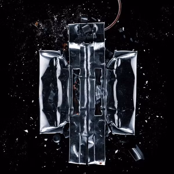 Bằng cách đập nát để thấy được tất cả từ trong ra ngoài, chúng như có một giá trị sử dụng mới so với ban đầu.