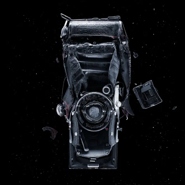 Anh thu mua những sản phẩm công nghệ đã cũ, đập chúng vỡ vụn rồi thỏa sức sáng tạo nhiếp ảnh.