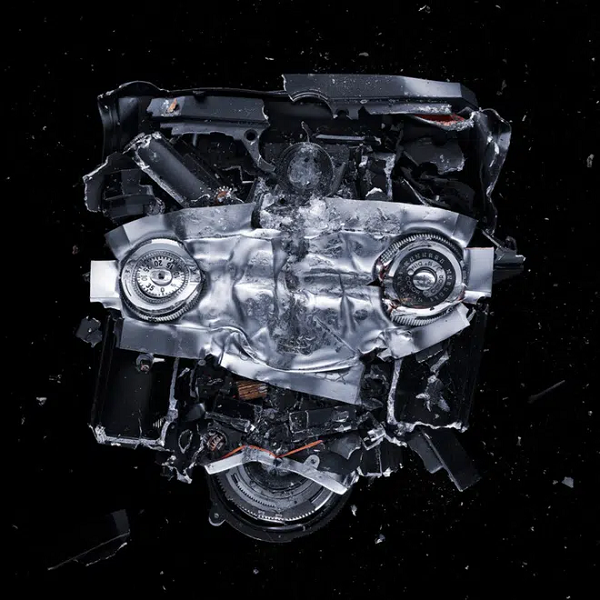 Vliegenthart nói rằng với bộ ảnh này anh muốn thể hiện mối quan hệ giữa con người và đồ điện tử bằng cách đập nát chúng!