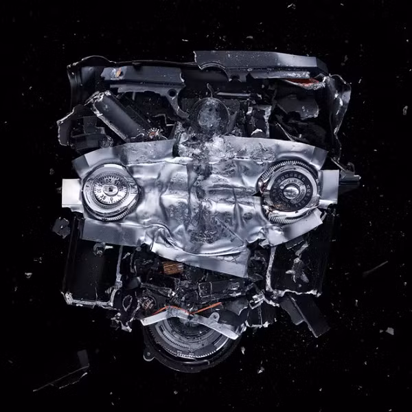 Vliegenthart nói rằng với bộ ảnh này anh muốn thể hiện mối quan hệ giữa con người và đồ điện tử bằng cách đập nát chúng!