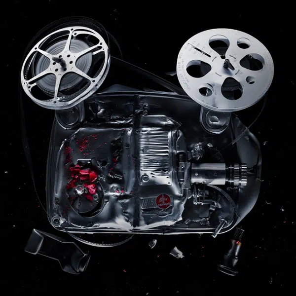 "Các thiết bị này trên thực tế đã bị cán phẳng, nhưng với kỹ thuật chiếu sáng đèn thì chúng vẫn có chiều sâu."