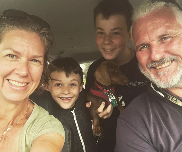 Biên giới nhanh chóng đóng cửa. Zoe, Guy cùng 2 con trai Cam và Max chỉ có chưa đầy 48 tiếng để thu dọn mọi thứ trên du thuyền vừa cập cảng đảo Hilton Head (Mỹ). Họ buộc phải lên máy bay để trở về Úc, nhưng vấn đề nằm ở chỗ quy định liên quan đến vận chuyển vật nuôi của Úc khá ngặt nghèo. Điều này có nghĩa, cô nhóc Pip trung thành sẽ không thể theo họ trở về.