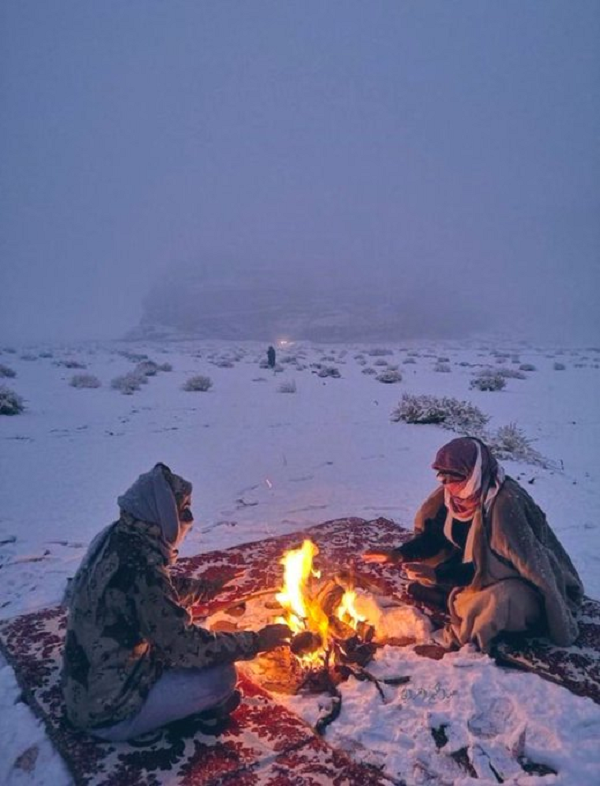 Sa mạc Sahara bao trùm hầu hết Bắc Phi và được mệnh danh là một trong những nơi khắc nghiệt và nóng nhất hành tinh. Dù tại các sa mạc, nhiệt độ thường tụt giảm mạnh về đêm, nhưng khả năng tuyết rơi là hiếm gặp do độ ẩm tại đây rất thấp.