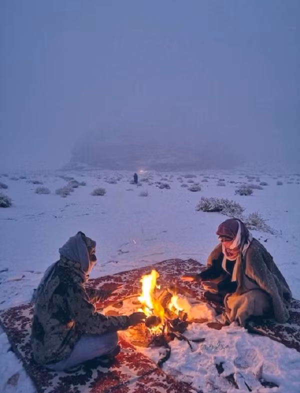 Sa mạc Sahara bao trùm hầu hết Bắc Phi và được mệnh danh là một trong những nơi khắc nghiệt và nóng nhất hành tinh. Dù tại các sa mạc, nhiệt độ thường tụt giảm mạnh về đêm, nhưng khả năng tuyết rơi là hiếm gặp do độ ẩm tại đây rất thấp.