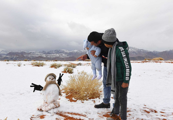 Thị trấn Ain Sefra nằm ở độ cao khoảng 1.000 mét so với mực nước biển, được bao quanh bởi dãy Atlas. Nhiệt độ trung bình mùa đông nơi đây vào tháng 1 là khoảng 6 độ C và mức thấp nhất trung bình cũng chỉ được ghi nhận -0,3 độ C. Mặc dù vậy, hiện tượng tuyết rơi là rất hiếm khi xảy ra tại đây.