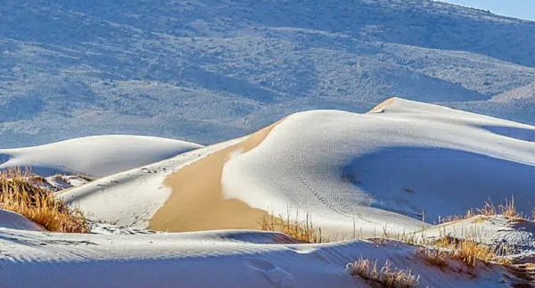 Không ít người đã tỏ ra bất ngờ khi chứng kiến hiện tượng tuyết rơi dày đặc ở một phần của sa mạc Sahara và tại một số khu vực ở Trung Đông.