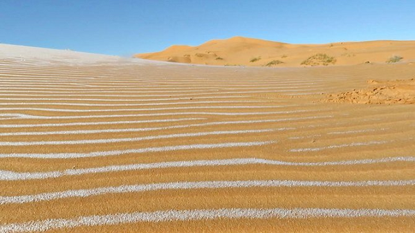 Mặc dù tuyết rơi vào tháng Giêng có thể không phải là điều bất thường đối với nhiều vùng đồi núi trên khắp thế giới, nhưng chắc chắn là đối với những cư dân sống quanh sa mạc Sahara đó là sự việc xưa nay hiếm, rất phấn khích, thích thú khi nhìn thấy những đụn cát phủ đầy băng.