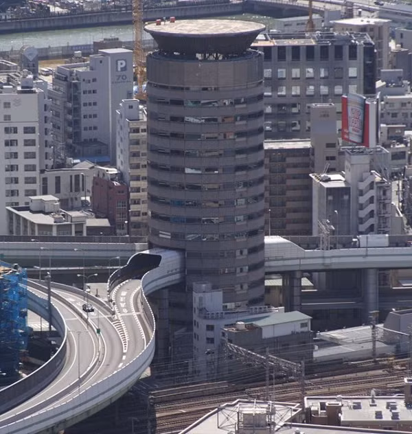 Đường cao tốc phải đi qua tòa nhà, nhưng điều đó không thành vấn đề ở Nhật Bản.