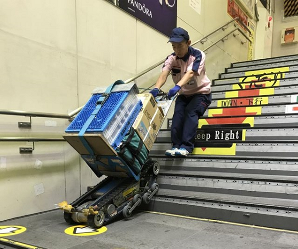 Việc vận chuyển hàng hóa lên cầu thang đã không còn là trở ngại.