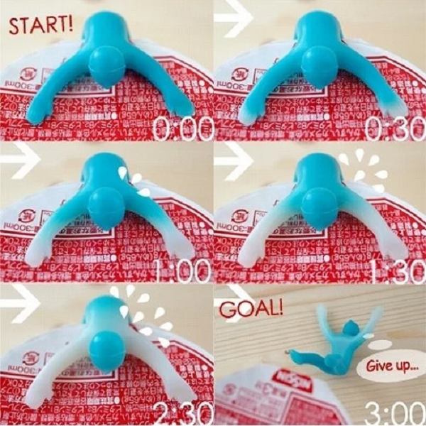 Ngoài tác dụng giữ cho nắp cốc mì không bị hở, khi mì vừa chín tới, dụng cụ có hình người này sẽ rơi xuống.