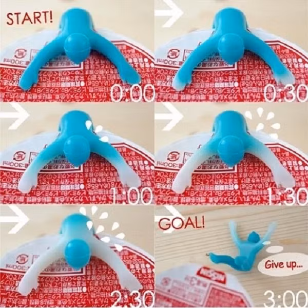 Ngoài tác dụng giữ cho nắp cốc mì không bị hở, khi mì vừa chín tới, dụng cụ có hình người này sẽ rơi xuống.