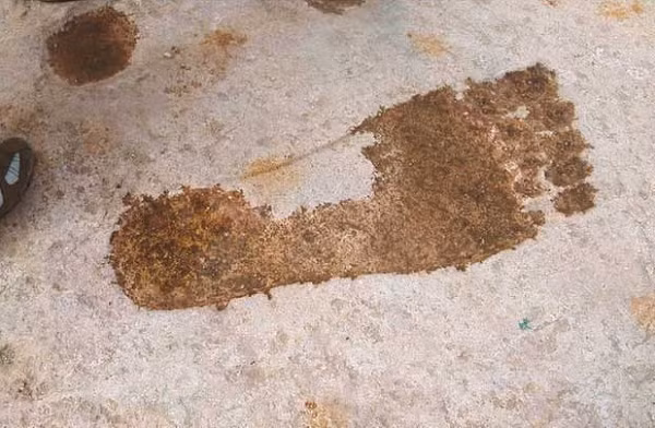 Những dấu chân ấy phải gấp 3 lần chân người thường, và hiện tại vẫn đang gây tranh cãi về nguồn gốc.