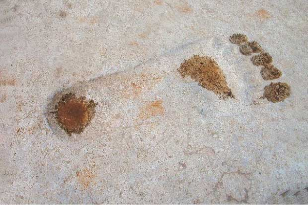 Đền Ain Dara tại Syria là một địa danh rất nổi tiếng, và thứ khiến nó đặc biệt là vì những dấu chân khổng lồ được chạm khắc ngay trên lối vào.