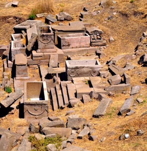 Những phần quách ở Thổ Nhĩ Kỳ nằm trên thành phố cổ Assos có một khả năng khác thường: Chúng có thể tiêu thụ và làm tan rã xác chết rất nhanh. Những ngôi mộ, được gọi là Çanakkaleare, có tuổi đời khoảng 2.700 năm. Đến nay, các chuyên gia vẫn chưa có lời giải rõ ràng về hiện tượng này.