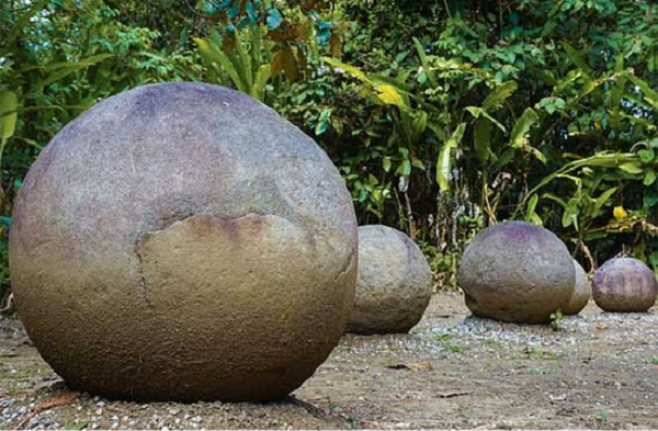 Các nhà khảo cổ nhận định những tảng đá hình cầu ở Costa Rica do các nền văn minh cổ xưa tạo ra, thậm chí có niên đại từ năm 600 TCN. Chúng được tạo nên nhờ những tảng đá nhỏ hơn.