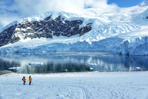 Tuy nhiên dựa trên nhiều hóa thạch được tìm thấy, các chuyên gia đã phát hiện ra rất nhiều hóa thạch cho thấy sự tồn tại của động thực vật nhiệt đới tại Nam Cực, có niên đại từ hàng chục triệu năm trước.