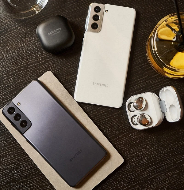 Nếu bật chế độ ANC, thời lượng pin cho tai nghe là 5 giờ và tối đa được 18 giờ khi dùng kèm với hộp sạc. Còn khi tắt chế độ này, thời lượng sử dụng sẽ lên đến 8 giờ và tối đa 28 giờ khi dùng kèm hộp sạc.