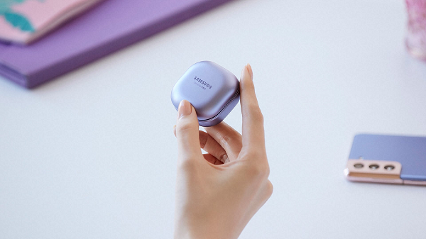 Bên cạnh đó, nhờ sử dụng công nghệ sạc nhanh nên chỉ cần 5 phút nạp pin là tai nghe có thể dùng được 1 giờ.