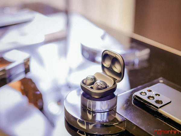 Galaxy Buds Pro hỗ trợ tính năng âm thanh 3D, công nghệ Dolby Head Tracking cho cảm giác như đang nghe nhạc với hệ thống âm thanh vòm thực thụ, tương tự Spatial Audio của AirPods Pro. Ngoài ra, chế độ Game Mode sẽ giảm độ trễ từ âm thanh đến tai nghe.