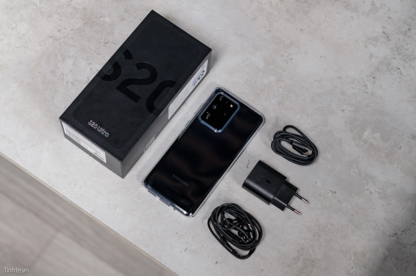 Ngoài ra, còn có một camera đo độ sâu (ToF) ở mặt sau hỗ trợ chụp ảnh chân dung và quét 3D. Galaxy S20 Ultra được trang bị camera selfie 40MP cực khủng ở mặt trước. Đây là bản nâng cấp cảm biến camera lớn nhất cho Samsung kể từ Galaxy S7 và S7 Edge.