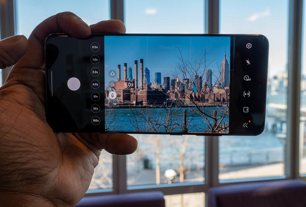 Samsung Galaxy S20 Ultra, đúng như tên gọi là siêu phẩm khi nói đến phần cứng. Tại Mỹ, điện thoại sẽ được cung cấp sức mạnh bởi chip Qualcomm Snapdragon 865 - bộ vi xử lý điện thoại thông minh mới nhất và lớn nhất, với tám lõi tốc độ 2,84 GHz và khả năng 5G. Các phiên bản Galaxy S20 Ultra có RAM từ 12 GB và bộ nhớ trong 128 GB. Phiên bản cao cấp nhất sẽ có RAM 16 GB và ROM 512 GB.