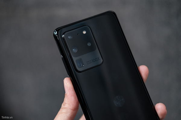 Camera Samsung Galaxy S20 Ultra còn mang đến khả năng quay video độ phân giải 8K. Tính năng siêu chống rung Super Steady của nó giờ đây được tích hợp chức năng chống lăn (lên đến 60 độ).