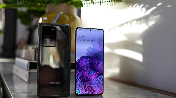 Đặc biệt, ở mặt lưng, người nhìn sẽ phải choáng ngợp trước mô đun camera, chứa tổng cộng 4 ống kính. Đây là điểm nổi bật khiến Galaxy S20 Ultra trở nên đặc biệt - chất lượng hình ảnh được cải thiện với cảm biến chính và camera siêu rộng đi kèm với Space Zoom 100x.