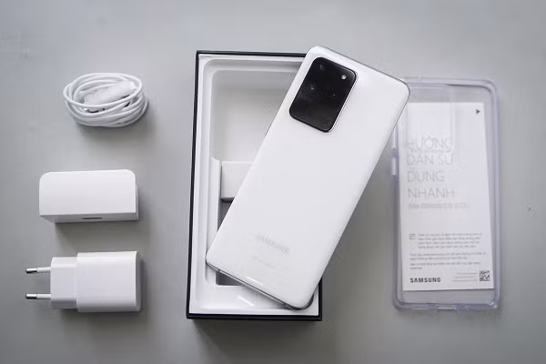 Samsung đang sử dụng một thứ gọi là công nghệ non-binning, kết hợp chín pixel thành một để tăng kích thước pixel lên 2,4 micron trong các tình huống ánh sáng yếu. Kết quả cuối cùng Galaxy S20 Ultra mang lại cho bạn những bức ảnh 12MP cực nét từ camera 108MP.