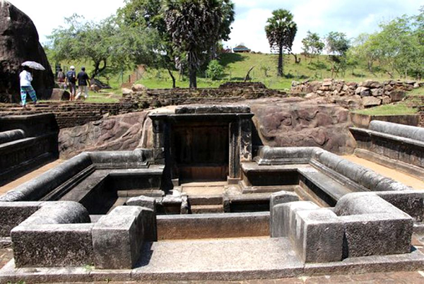 Theo một trong những truyền thuyết nổi tiếng nhất về địa danh này, đây là nơi người ngoài hành tinh tạo ra vàng từ nước của Trái đất. Nhiều người tin rằng những kênh, khoang, bể chứa và bộ lọc nước được tìm thấy gần mỗi cổng Sao là một phần của cơ chế phức tạp do người ngoài hành tinh phát triển hàng nghìn năm trước.