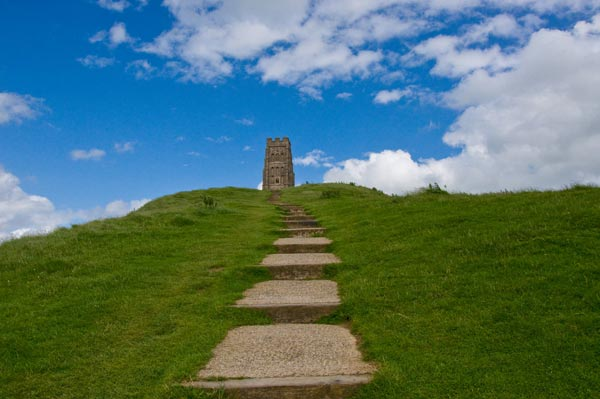 Nhiều truyền thuyết cho rằng, tại đây, bạn có thể tìm thấy lối vào Avalon - một thế giới khác giống như thiên đường, nơi thời gian đứng yên và tuổi trẻ vĩnh cửu ngự trị.