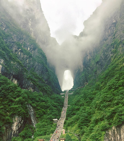 Bạn có thể lên Thiên Môn Sơn bằng một trong những cáp treo dài nhất thế giới sau khi đi trên con đường hiểm trở với 99 khúc cua. Theo truyền thuyết, nếu vượt qua 999 bậc thang để đến Cổng trời, con người sẽ tới gần hơn với Đức Phật và đạt cảnh giới giác ngộ.