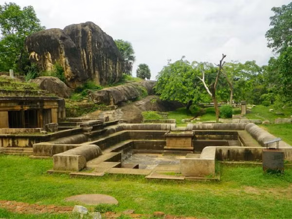 Công viên Ranmasu Uyana, Sri Lanka có tên gọi khác là những Cánh cổng Sao, thu hút du khách bởi các di tích kiến trúc cổ bằng đá. Nhiều người tin rằng đây là cánh cổng để liên lạc với các nền văn minh ngoài trái đất và những bức tranh được chạm khắc trên các phiến đá là thông điệp để mở chúng.