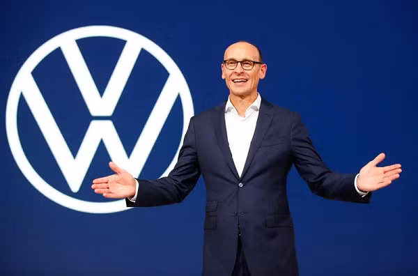 "Xin chào Twitter! Tôi ở đây để xây dựng sức ảnh hưởng với VWGroup, đặc biệt là về các vấn đề chính trị. Và tất nhiên, là để lấy đi một phần thị phần của bạn nữa - Elon Musk. Sau tất cả, hai dòng xe điện ID.3 và e-Tron của chúng tôi đã giành được lợi thế ở thị trường châu Âu. Mong chờ được trò chuyện với bạn", Herbert Diess viết trong bài đăng hôm 20/1.