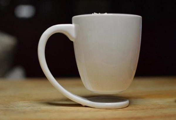 Chiếc cốc giúp bạn cầm không bị nóng tay.