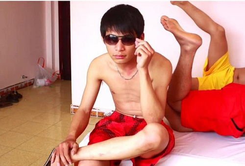 Đúng với tính cách tưng tửng của mình, nên không lấy gì làm khó hiểu khi nam streamer không ngại ngần tung ra bộ ảnh một thủa ngố tàu của mình trước đông đảo các fan.