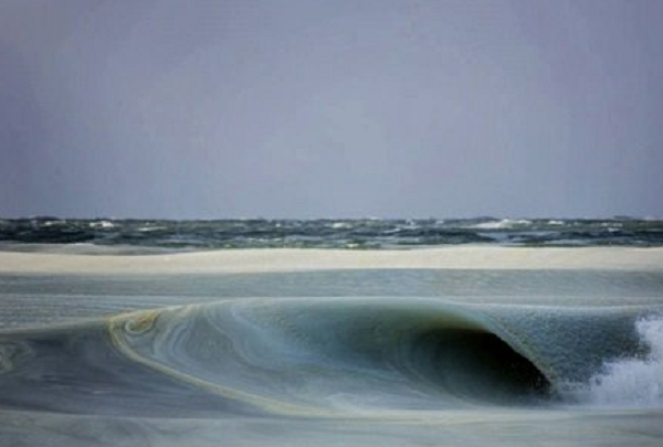 Nước mặn cũng có thể đóng băng như nước ngọt nhưng ở nhiệt độ thấp hơn. Nhiệt độ đóng băng của nước biển vào khoảng -2.2 độ C. Những gợn sóng khi đóng băng sẽ đặc sệt, di chuyển chầm chậm 1 cách kỳ lạ.