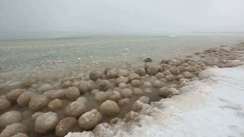 Đá tuyết là do nhiệt độ giảm xuống ở mức nhất định, tại gần bờ hồ sẽ xuất hiện những tinh thể bằng băng rất nhỏ. Dần dần, nhờ những con sóng, chúng được bồi thêm nhiều lớp, và từ đó tạo nên một biển những quả bóng băng trên mặt nước.