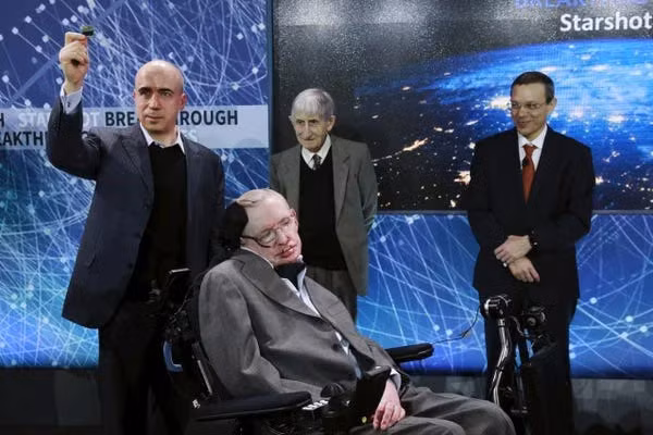 Các nhà khoa học tại một đài quan sát ở Hawaii (Mỹ) đã phát hiện “vật thể bay vút qua Hệ Mặt trời, di chuyển nhanh đến mức chúng chỉ có thể đến từ ngôi sao khác”. Giáo sư Loeb cho rằng vật thể này di chuyển về phía Hệ Mặt trời từ hướng của sao Vega, cách chúng ta 25 năm ánh sáng vào ngày 6/9/2017.