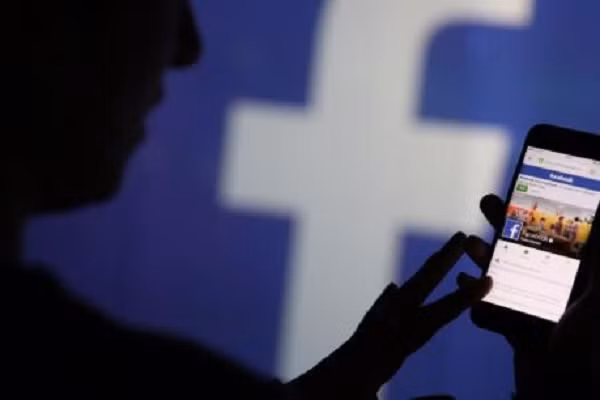 Một cách khác là video được tạo từ ảnh 3D mặt của nạn nhân. Hiện nay có nhiều ứng dụng cho phép tạo ra ảnh 3D từ một bức ảnh 2D và từ video này có thể tạo ra một cuộc gọi video giả. Đây hoàn toàn là hành vi lừa đảo, không cần kỹ năng của các tin tặc.