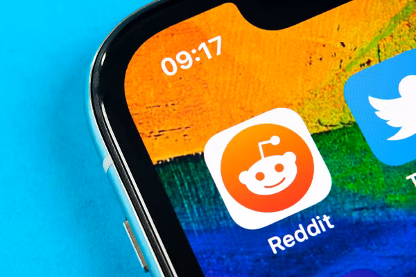 Reddit xác nhận với Axios rằng họ đã xoá một nhóm có tên "r / Donald Trump". Đây là một trong những nhóm chính trị lớn nhất ủng hộ Trump trên nền tảng này.