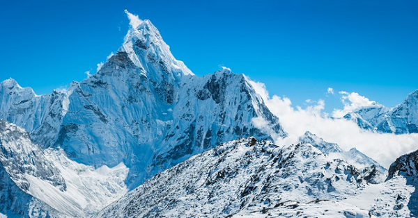 “Chót vót” ở độ cao 8848m, Everest được xem là “nóc nhà của thế giới” (đỉnh núi cao nhất). Chính điều này đã thôi thúc con người quyết tâm chinh phục.