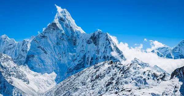 “Chót vót” ở độ cao 8848m, Everest được xem là “nóc nhà của thế giới” (đỉnh núi cao nhất). Chính điều này đã thôi thúc con người quyết tâm chinh phục.